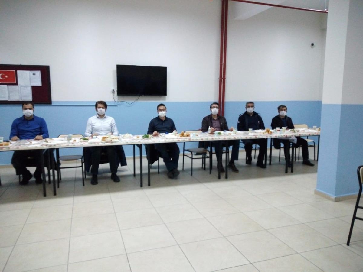 İzolasyon s&uuml;recindeki infaz koruma memurlarıyla iftar yapıldı