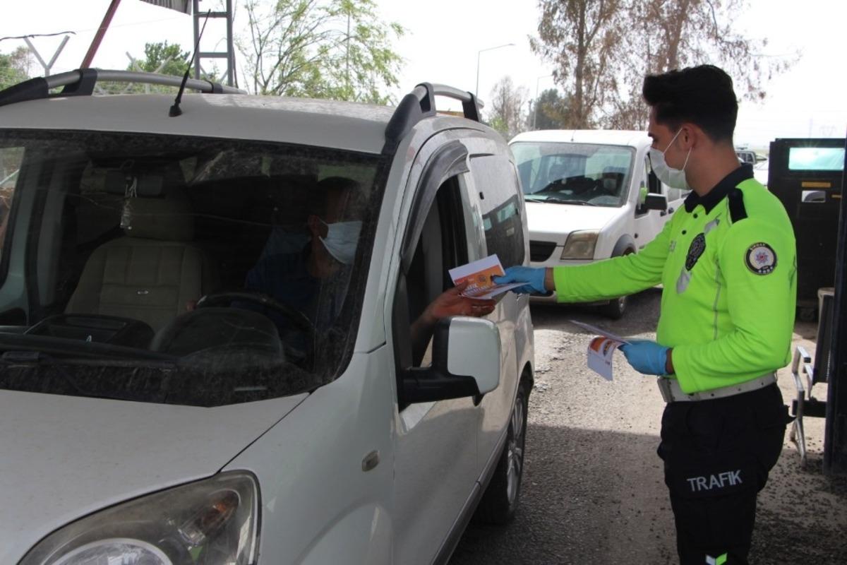 Silopi&rsquo;de trafik polisleri şof&ouml;rleri bilgilendirdi