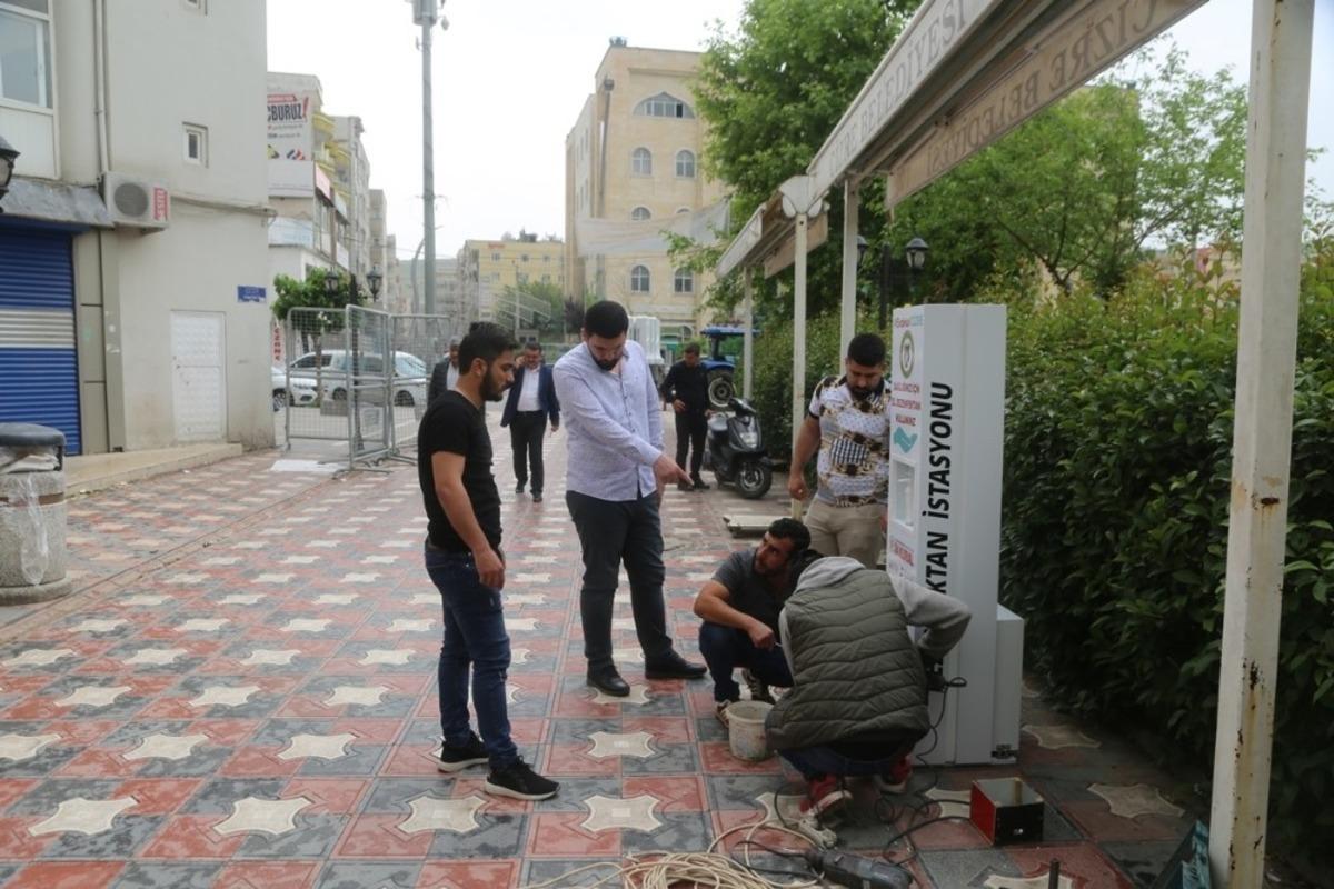 Cizre Belediyesi 16 noktaya dezenfektan cihazı yerleştirdi