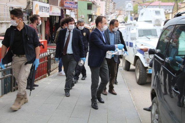 Kaymakam ve belediye başkanından maske dağıtımı 1