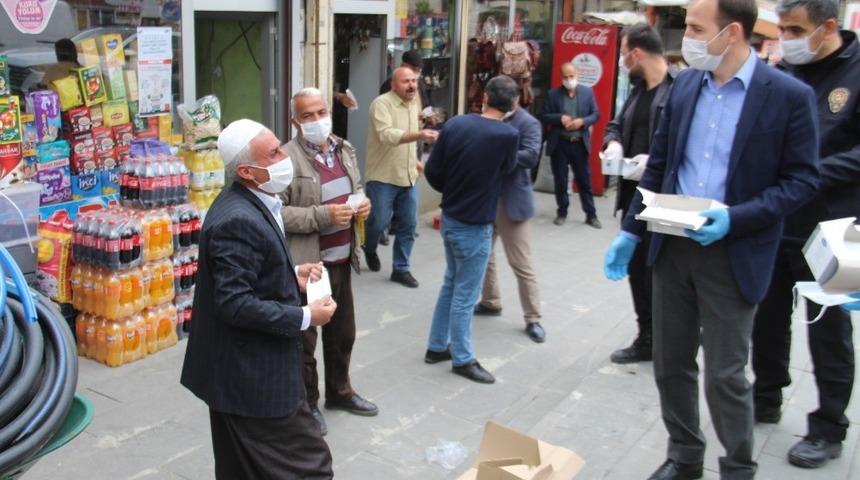 Kaymakam ve belediye başkanından maske dağıtımı