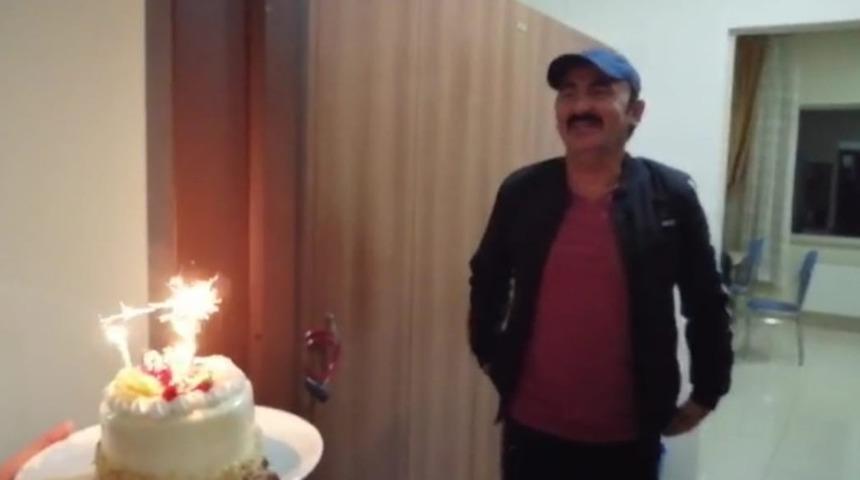 Karantinadaki vatandaşa &rsquo;Doğum g&uuml;n&uuml;&rsquo; s&uuml;rprizi