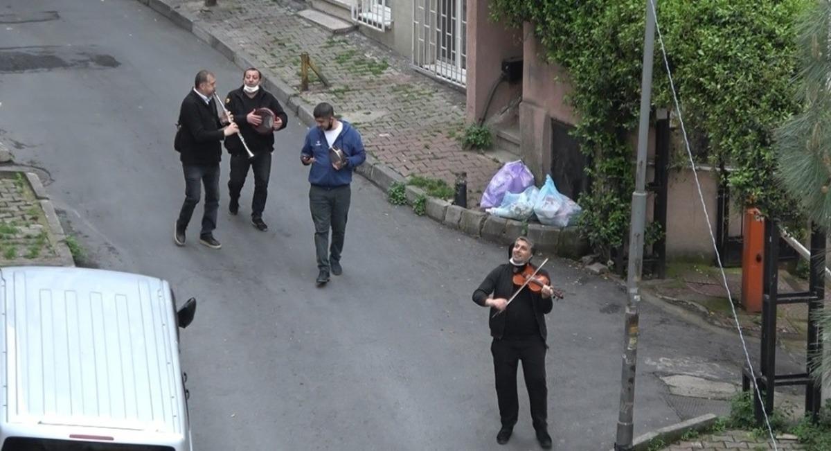 Şişli sokaklarında m&uuml;zik ş&ouml;leni; 'Yar sa&ccedil;ların l&uuml;le l&uuml;le, Korona sana g&uuml;le g&uuml;le'