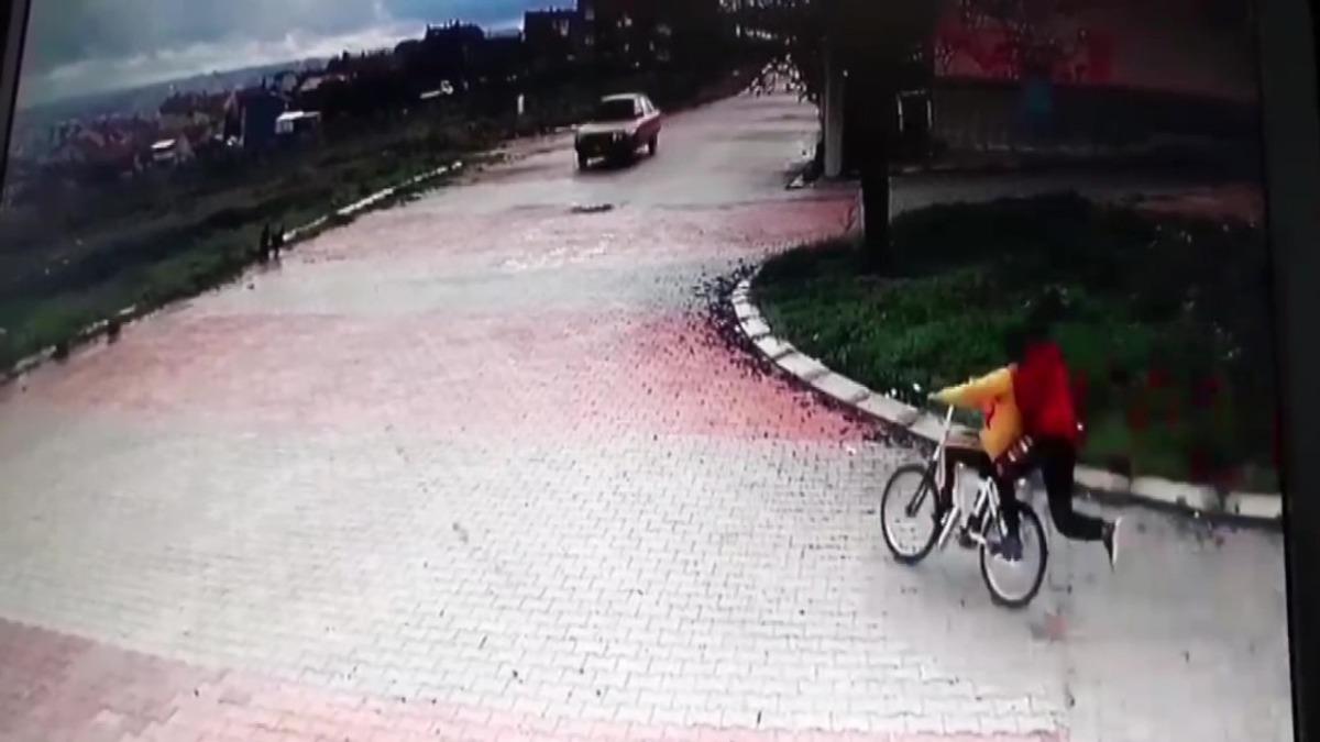 Dehşet anlar! Aracın altından s&uuml;r&uuml;nerek &ccedil;ıktılar