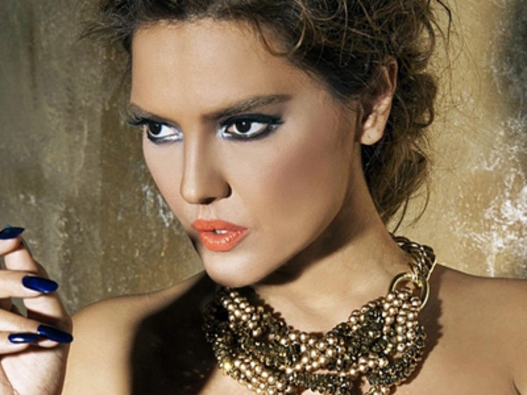 Demet Akalın ateş p&uuml;sk&uuml;rd&uuml;