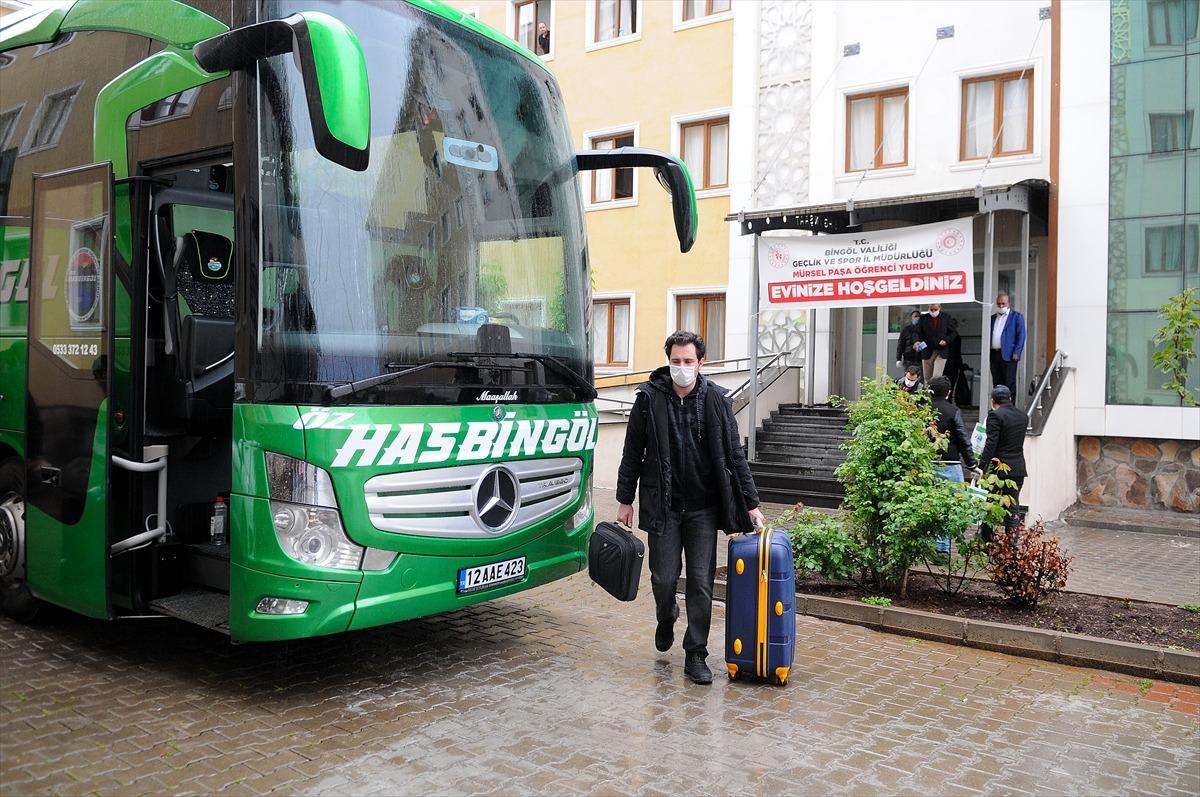 Karantina s&uuml;reci tamamlanan vatandaşlar Bing&ouml;l'den fidanlarla uğurlandı