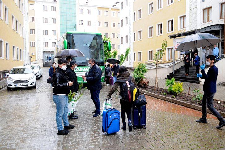 Karantina süreci tamamlanan vatandaşlar Bingöl'den fidanlarla uğurlandı G2