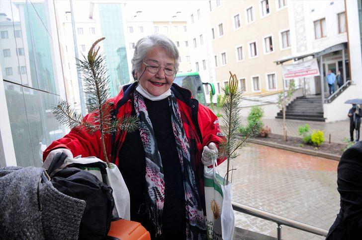 Karantina süreci tamamlanan vatandaşlar Bingöl'den fidanlarla uğurlandı G3