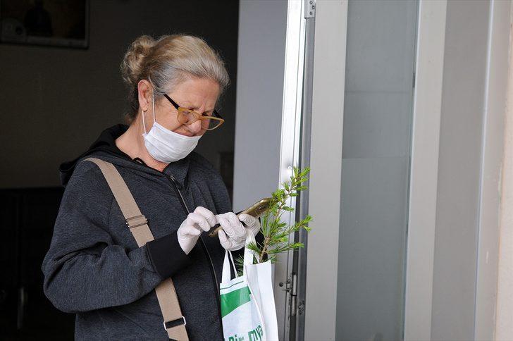 Karantina süreci tamamlanan vatandaşlar Bingöl'den fidanlarla uğurlandı G4