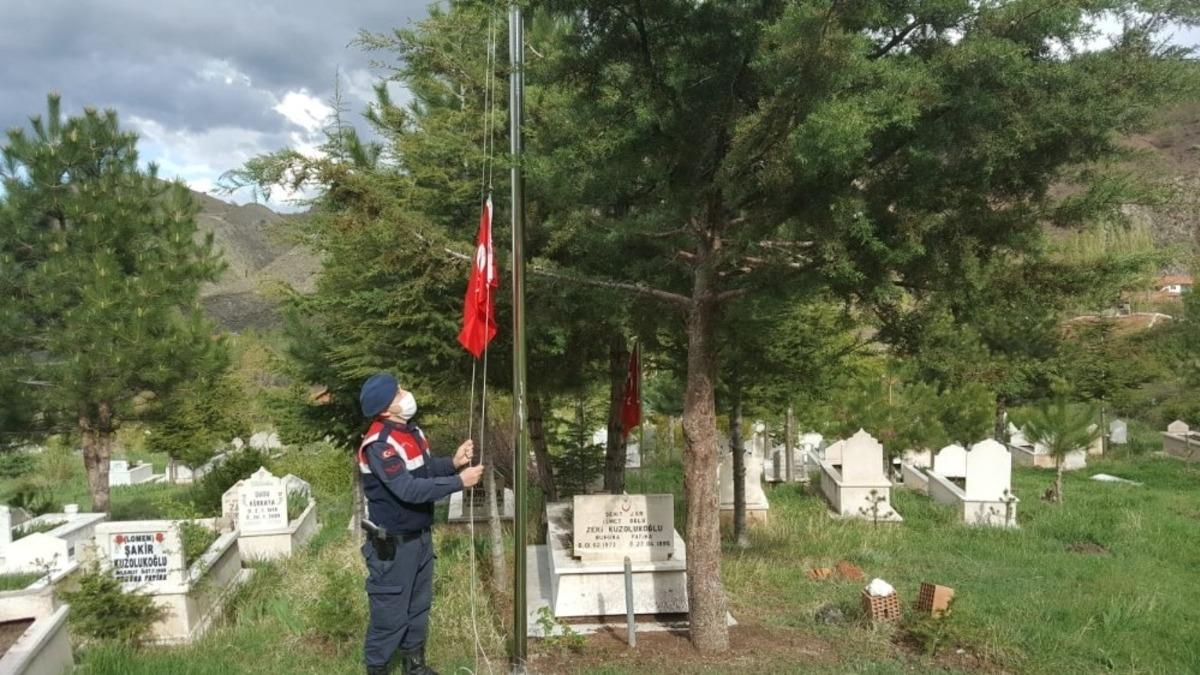 Jandarma Şehit kabirlerindeki bayrakları yeniledi