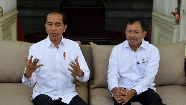 Endonezya Devlet Başkanı Joko Widodo (solda)