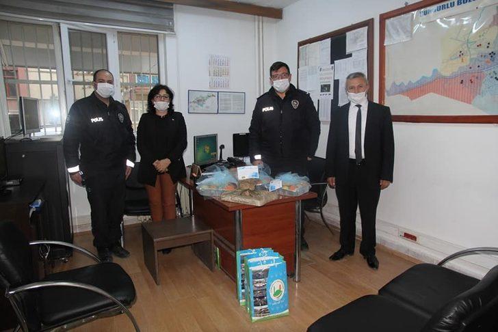 Nöbetteki kamu personeline ikramda bulundular G1