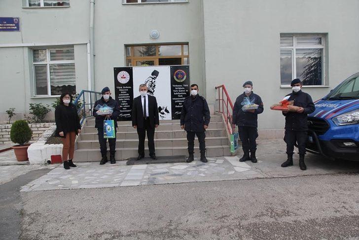 Nöbetteki kamu personeline ikramda bulundular G2