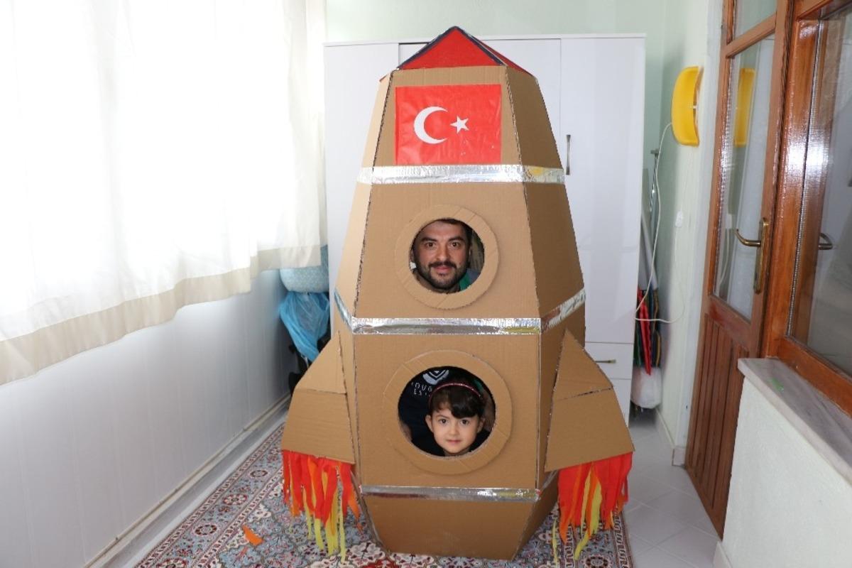 Kızı evde sıkılmasın diye balkonu uzay &uuml;ss&uuml;ne &ccedil;evirdi