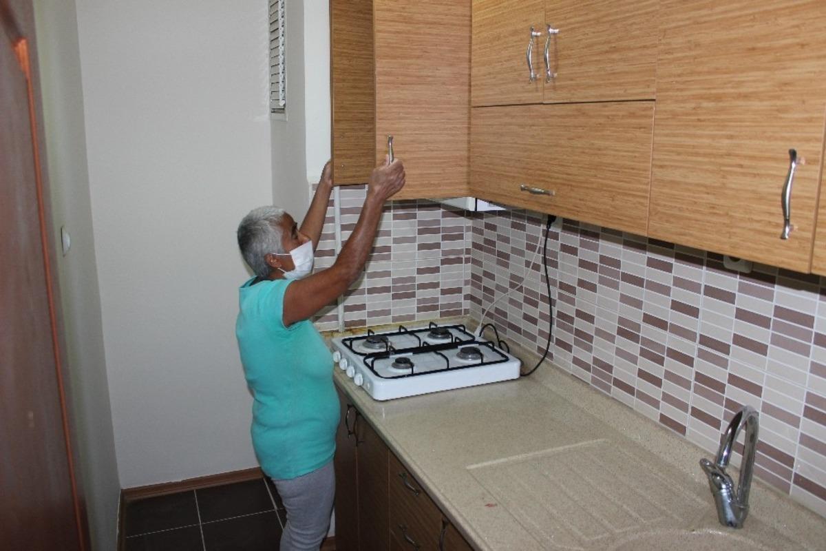 Derme &ccedil;atma bir barakada yaşayan kadına Altındağ Belediyesi umut oldu