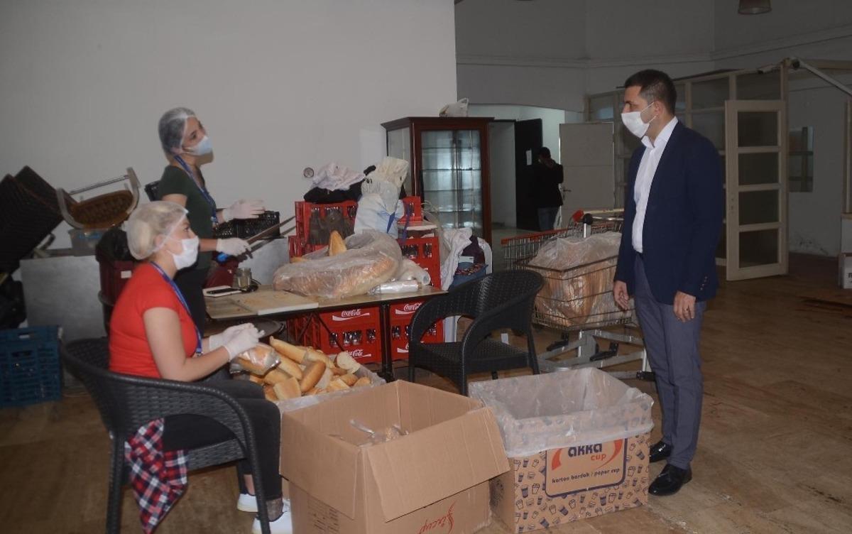 Kuşadası Belediyesi iki ayda 27 bin sıcak &ccedil;orba dağıttı