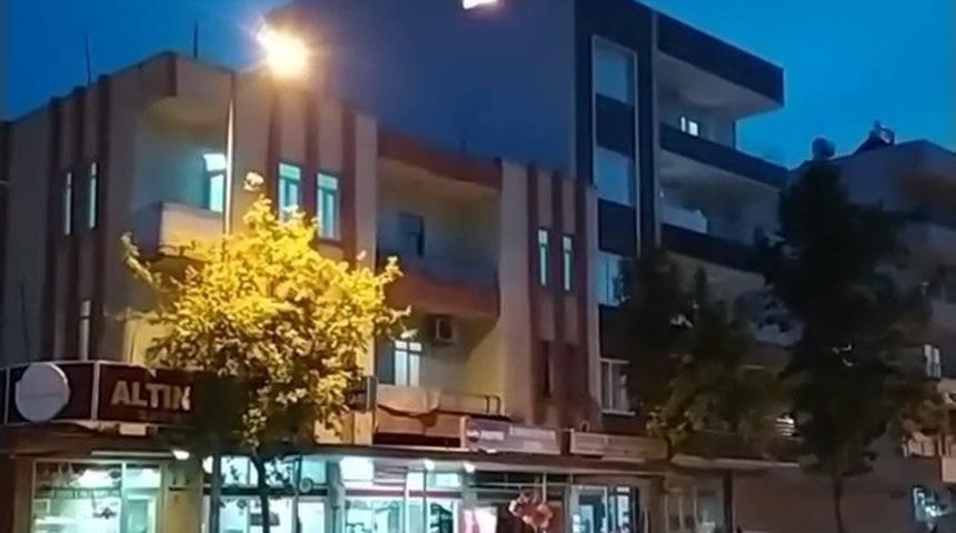 Terasta &ccedil;ıkan yangın paniğe neden oldu