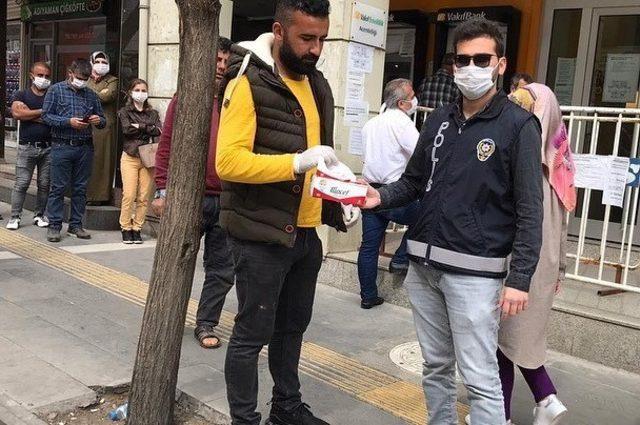 Polislerden vatandaşlara maske dağıtımı yapılıyor