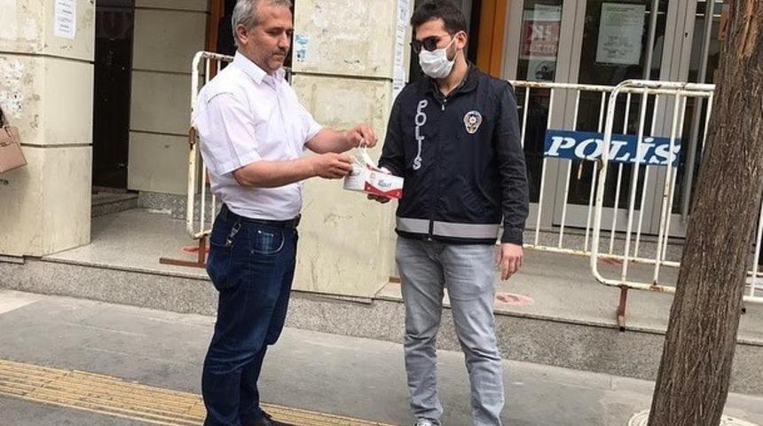 Polislerden vatandaşlara maske dağıtımı yapılıyor