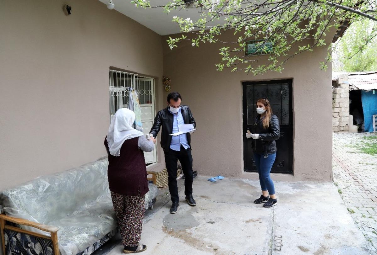 Van B&uuml;y&uuml;kşehir Belediyesi sosyal kartları ihtiya&ccedil; sahiplerine ulaştırdı