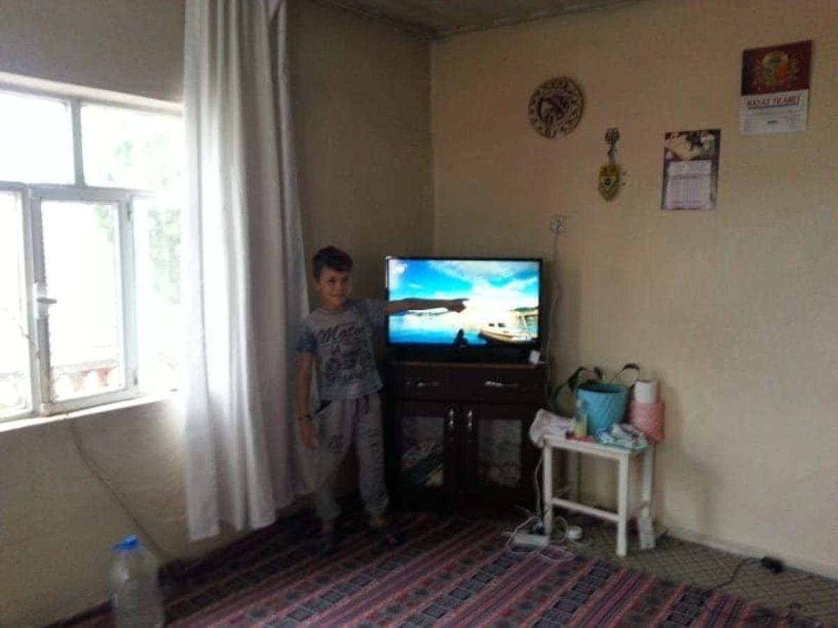 G&ouml;rdes&rsquo;te EBA TV&rsquo;yi izleyemeyen &ouml;ğrenciye televizyon hediye edildi