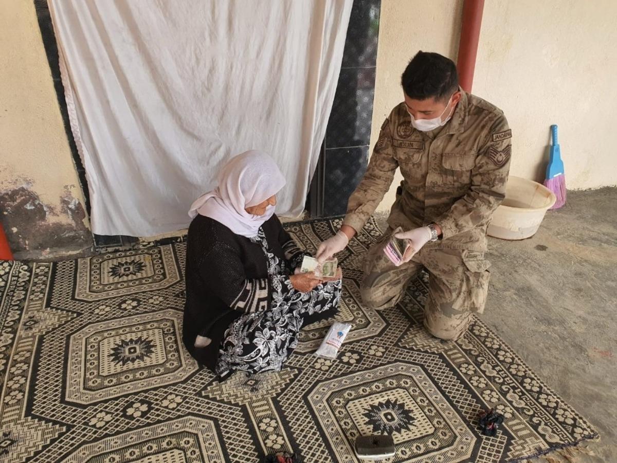 Maaşını &ccedil;ekemeyen yaşlı kadının yardımına jandarma ekipleri koştu