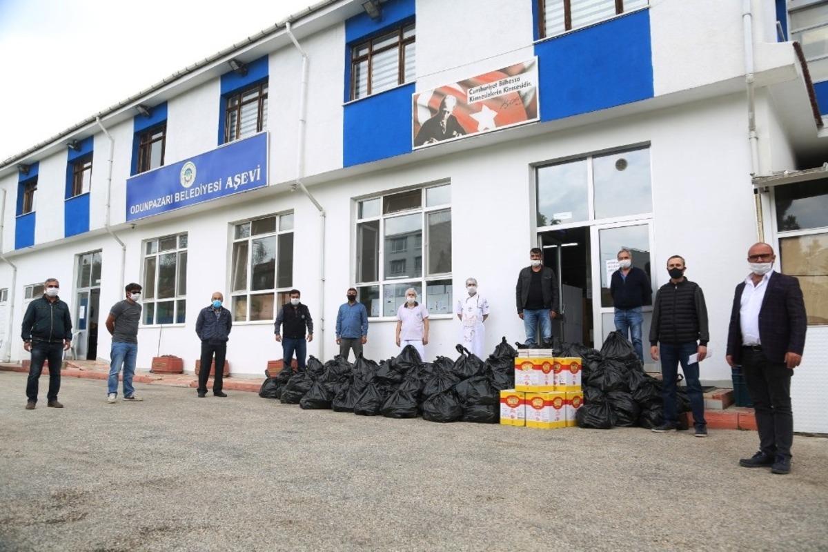 İkramiyeleri ile aldıkları gıda paketlerini ihtiya&ccedil; sahiplerine dağıttılar