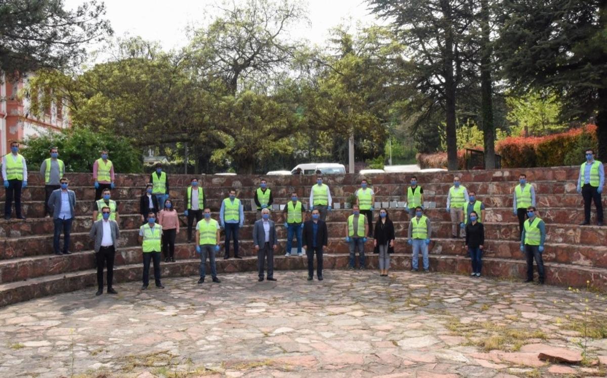 Bilecik Belediyesi şehir merkezinde maske dağıtımına devam ediyor