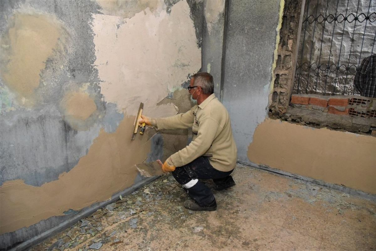 Toroslar Belediyesi evi yanan ailenin yardımına koştu