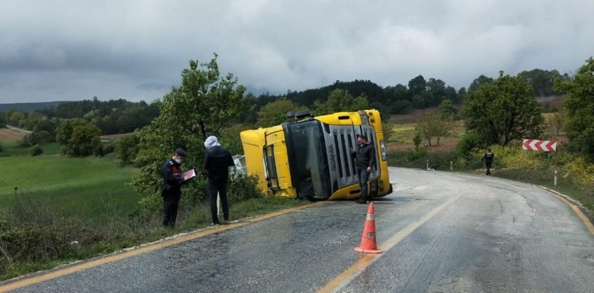 Devrilen tırın s&uuml;r&uuml;c&uuml;s&uuml; yaralandı