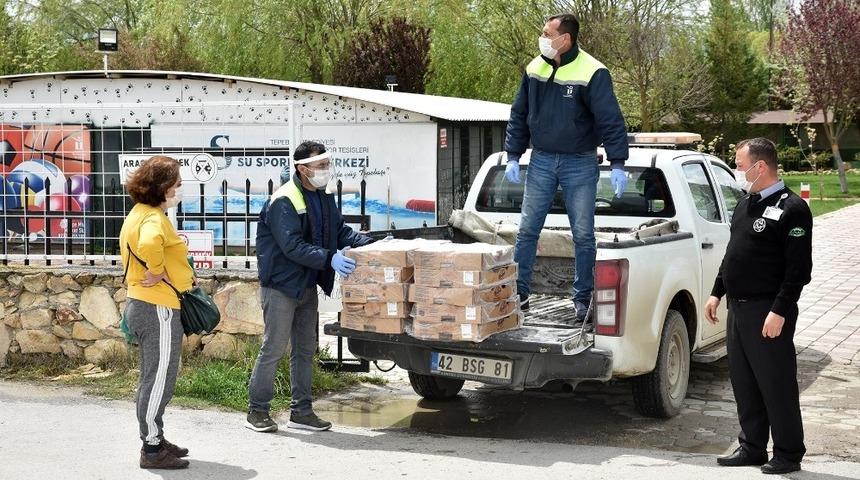 Hibe hindi etleri hayvanseverler aracılığıyla sokak hayvanlarına ulaştırıldı