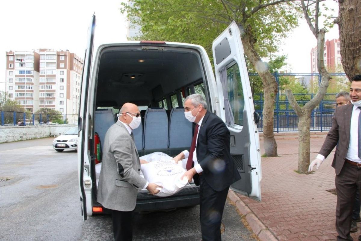 19 adet okulda ihtiyacı olanlara bin 100 &ccedil;uval un dağıtıldı