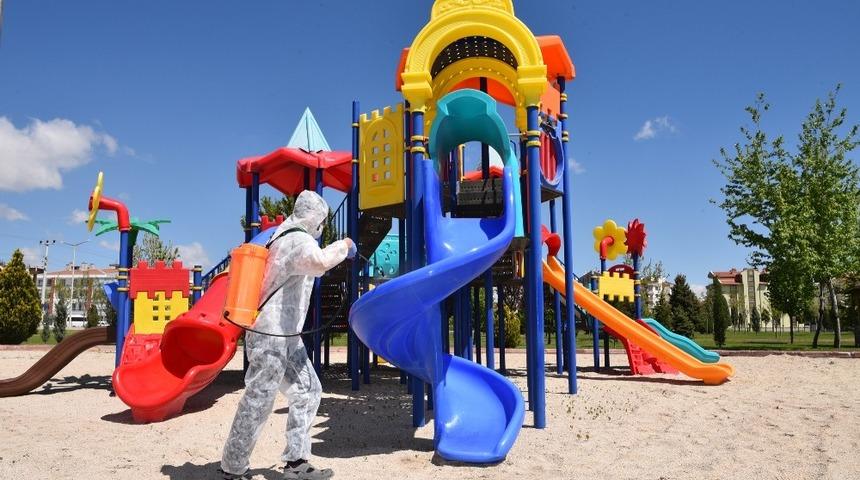 Sel&ccedil;uklu&rsquo;da &ccedil;ocuk parkları yeniden dezenfekte ediliyor