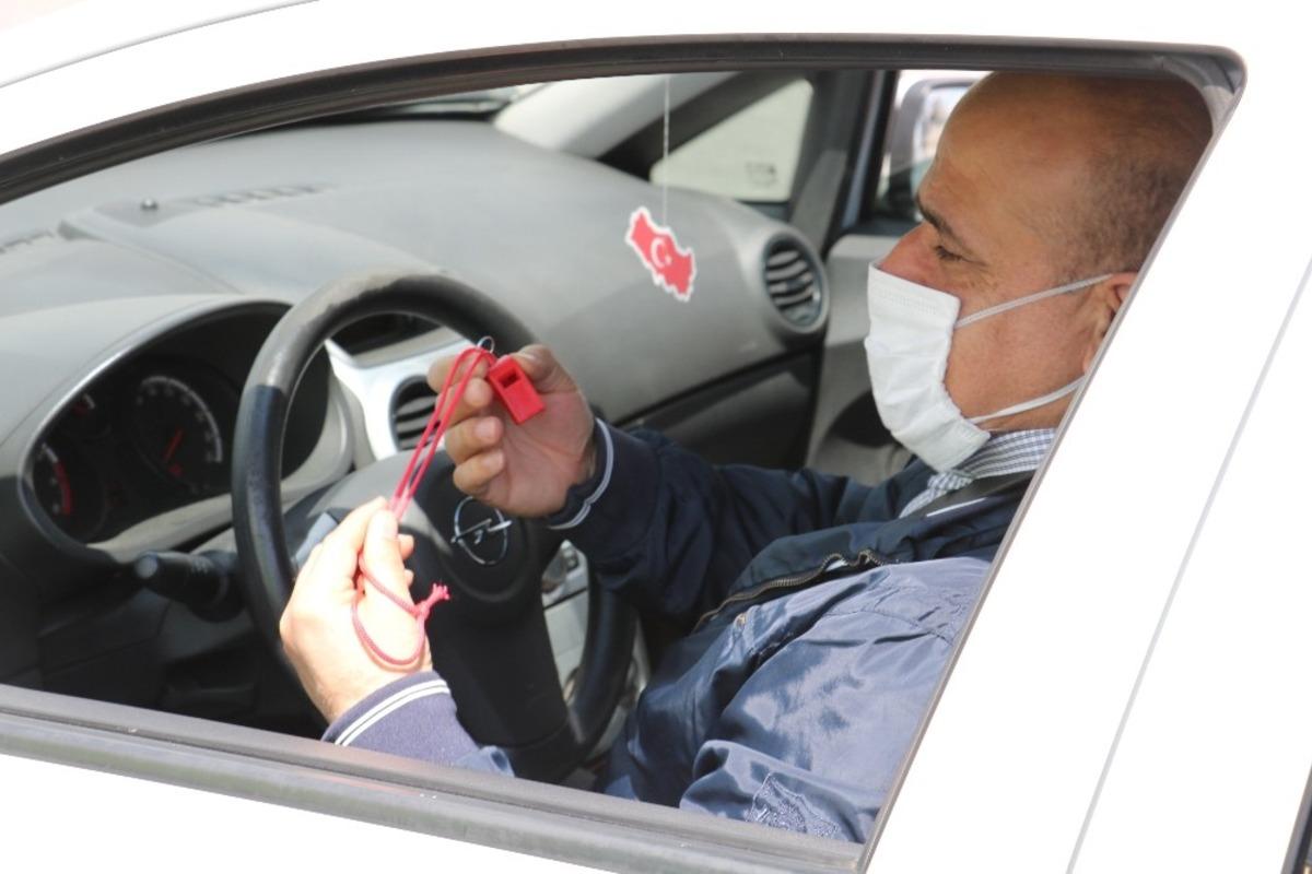 Polisten &ccedil;ocuklara kırmızı d&uuml;d&uuml;k