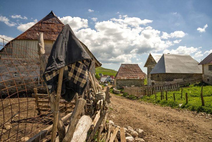 Sadece 20 kişinin yaşadığı Lukomir Köyü'nde her şeyden uzak sakin bir hayat yaşıyorlar G3