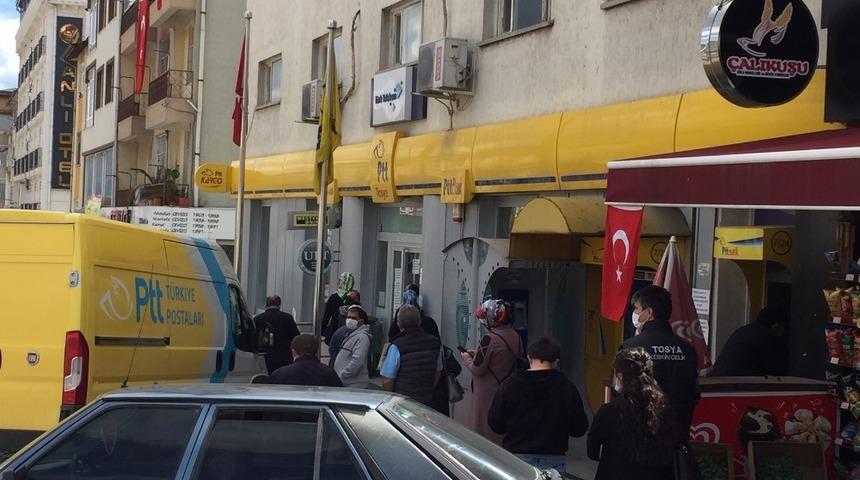 Tosya PTT şubesi maaş &ouml;demelerinin yoğunluğunu yaşıyor