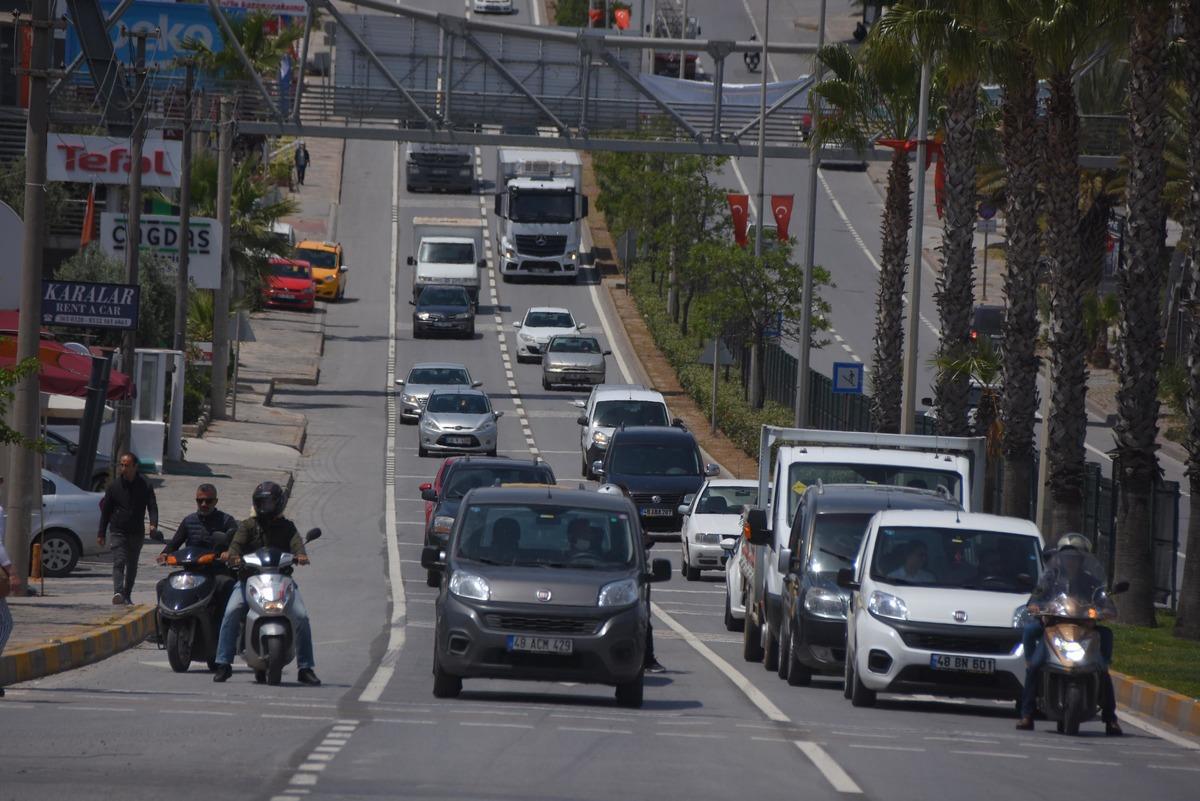Bug&uuml;n Bodrum! Kısıtlama kalktı, binlerce ara&ccedil; şehre giriş yaptı