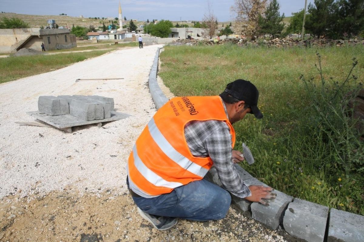 Karak&ouml;pr&uuml; kırsalında yollara kilitli parke d&ouml;şeniyor