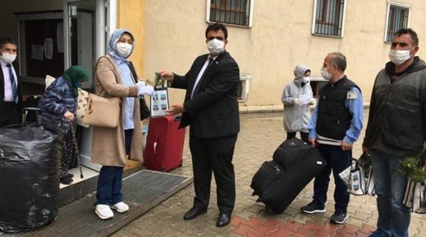 Korona misafirleri fidanlarla uğurlandı