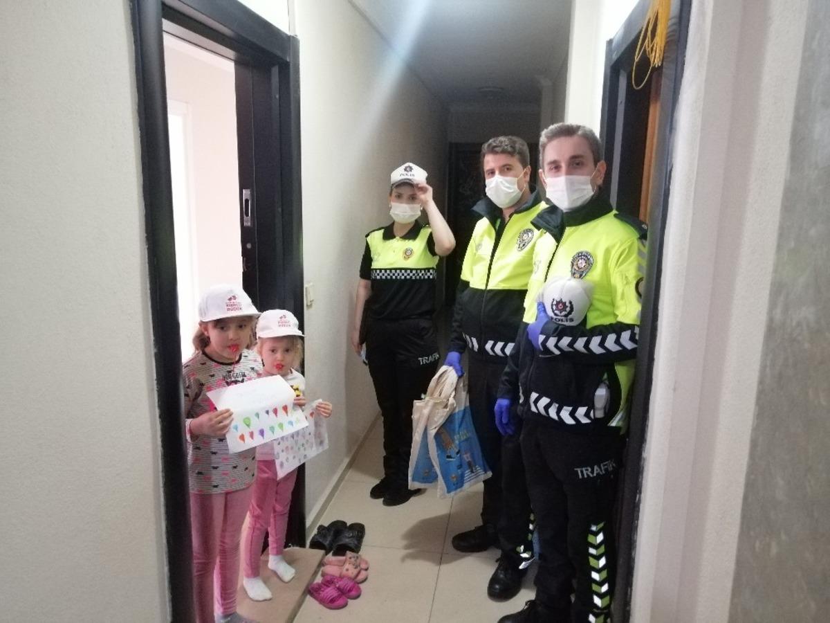 Ayvacık&rsquo;ta polis ve jandarmadan evde kalan &ccedil;ocuklara hediye