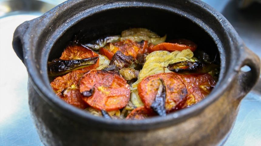 Ege'nin yemekleri Kovid-19 s&uuml;recinde ev hanımlarının elinde lezzetleniyor