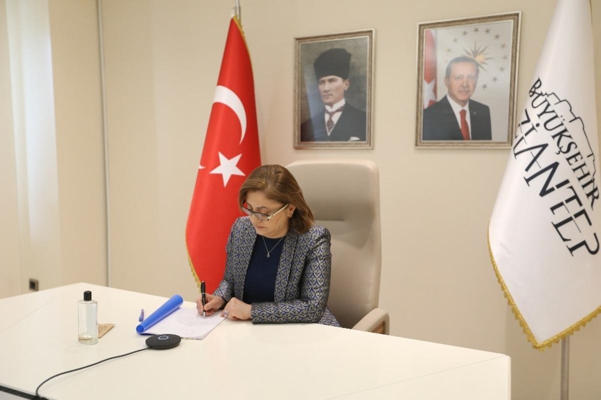 Maske sıkıntısı yaşayan Avrupa&rsquo;ya korona vir&uuml;s dersi