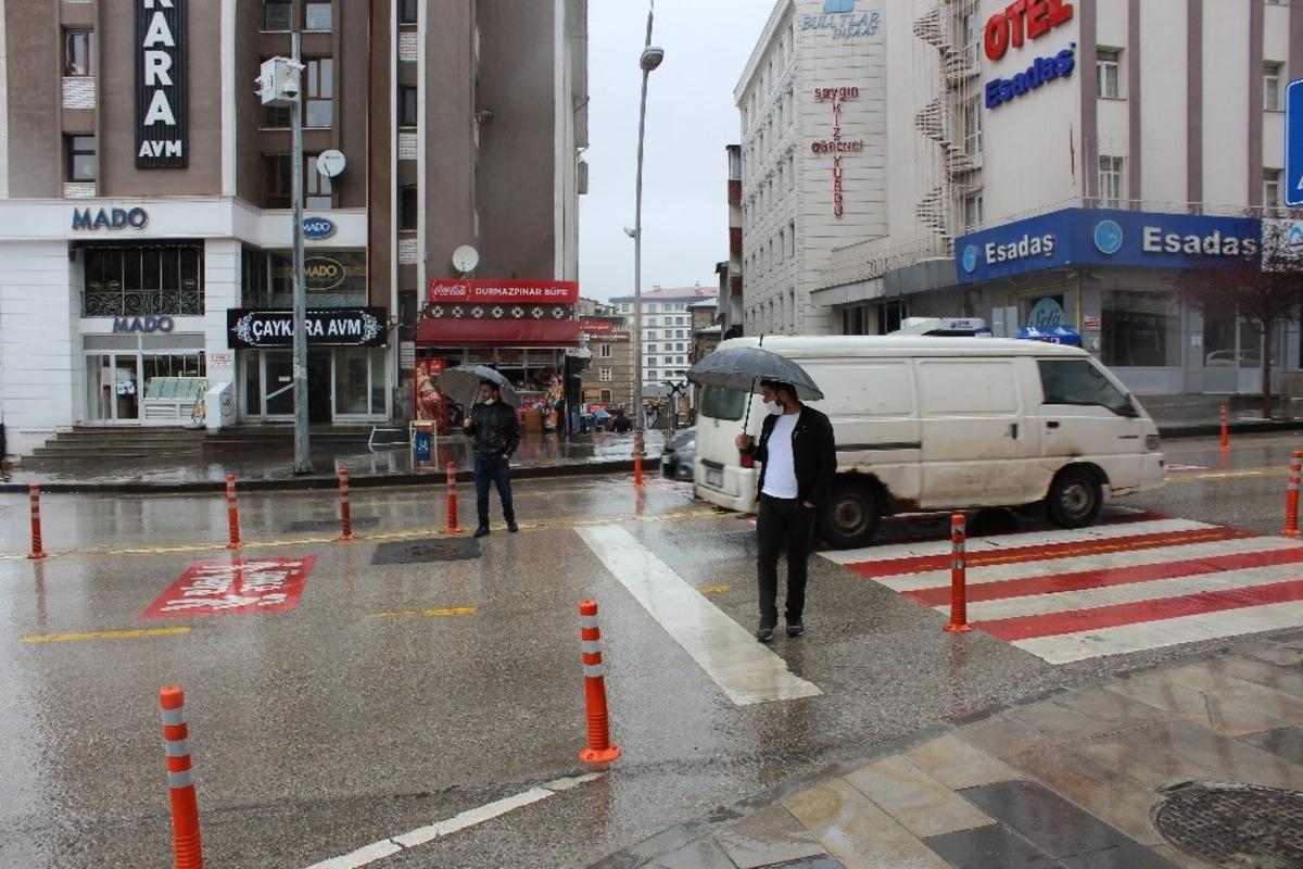 Erzurum&rsquo;da sağanak yağmur etkili oluyor