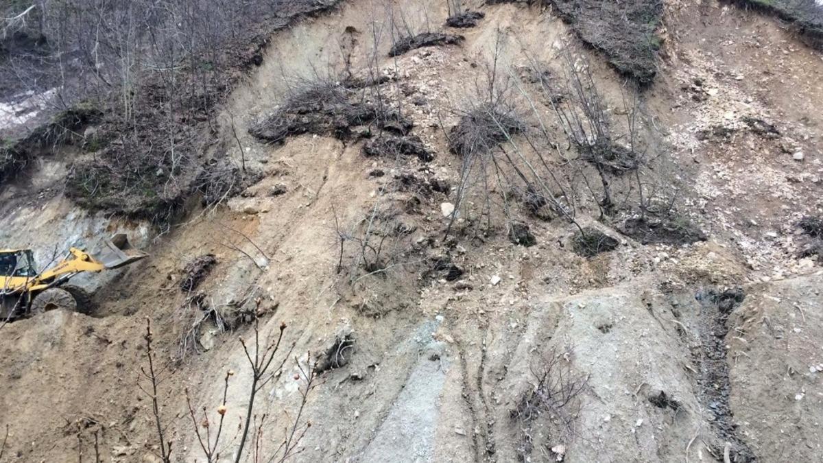 Solhan&rsquo;da heyelan yolu kapattı