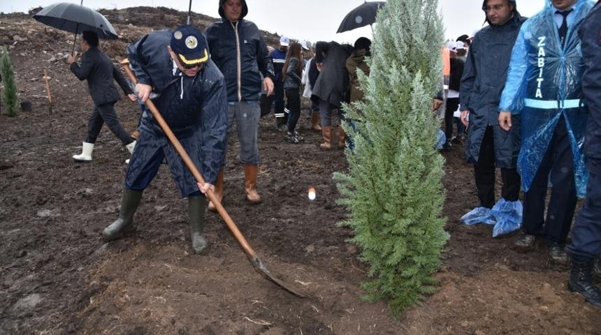 Başkan Erg&uuml;n&rsquo;den &rsquo;Sağlık Kahramanları Hatıra Ormanı&rsquo;na fidan desteği