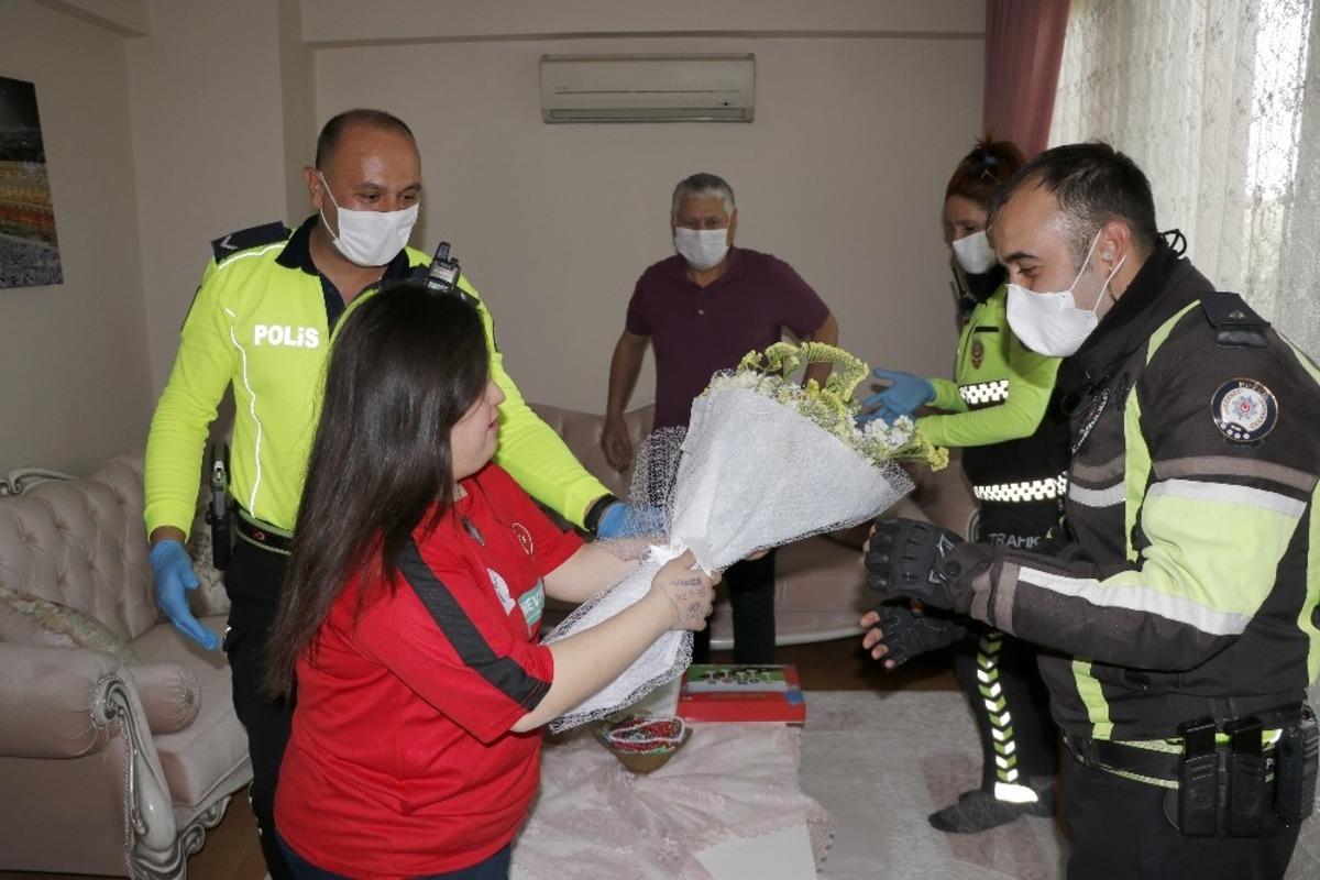 Polisten Down sendromlu milli sporcuya trafik eğitim seti ve kupa