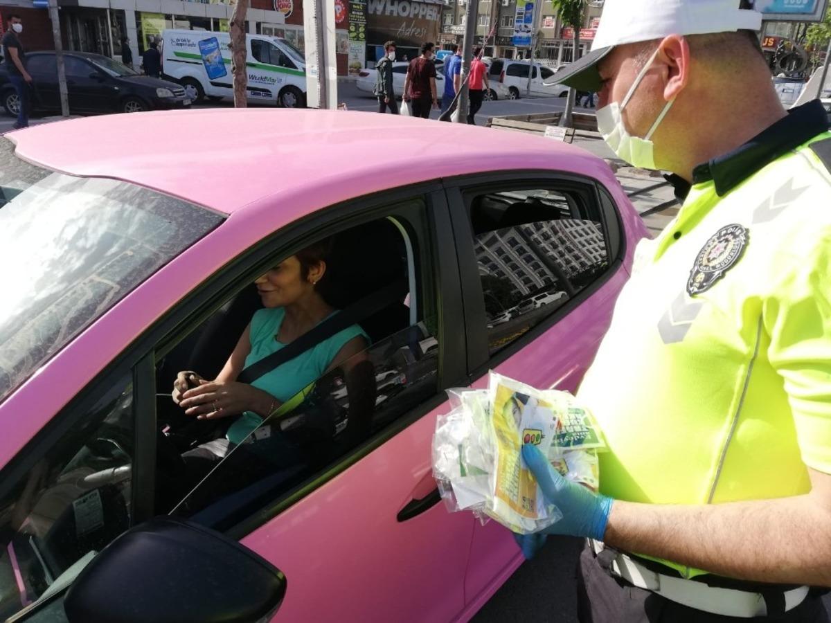 Trafik ekipleri s&uuml;r&uuml;c&uuml;lere maske ve kırmızı d&uuml;d&uuml;k dağıttı