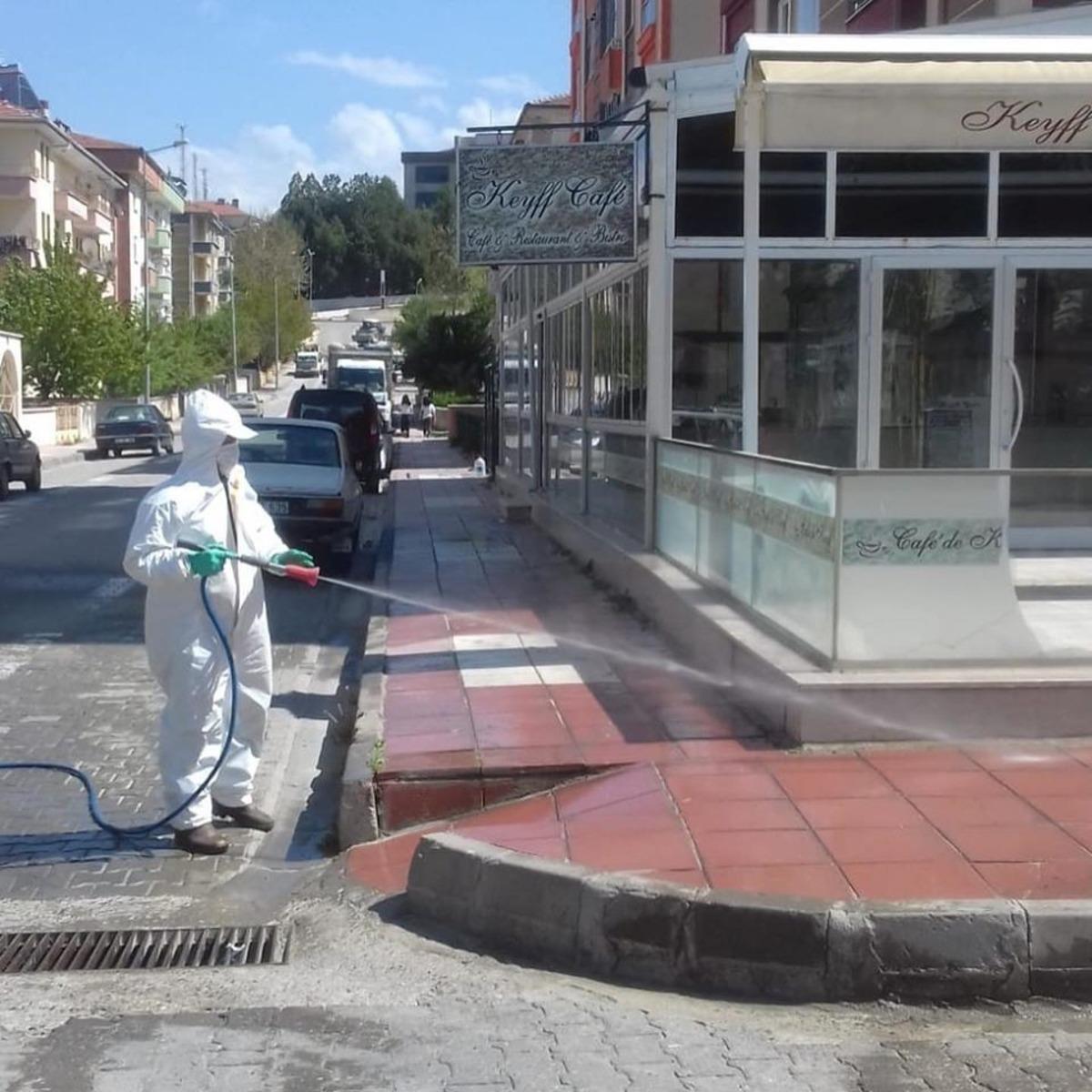 Taşk&ouml;pr&uuml; Belediyesi, dezenfekte &ccedil;alışmalarını s&uuml;rd&uuml;r&uuml;yor