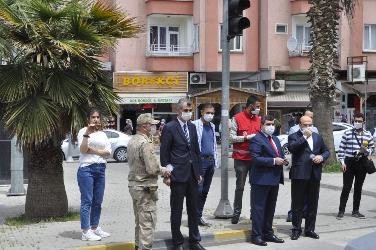 Nizip&rsquo;te maske dağıtıldı