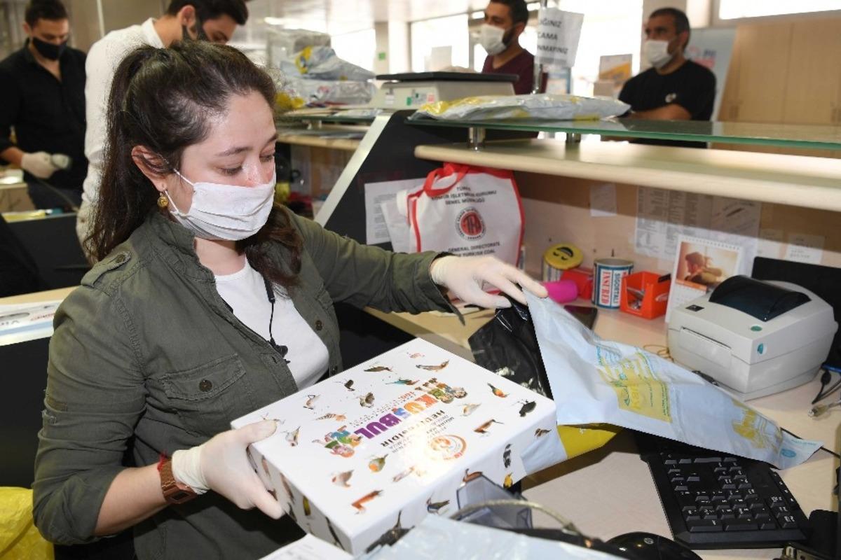 Kitap okuyan 500 &ccedil;ocuğun hediyesi kargoya verildi